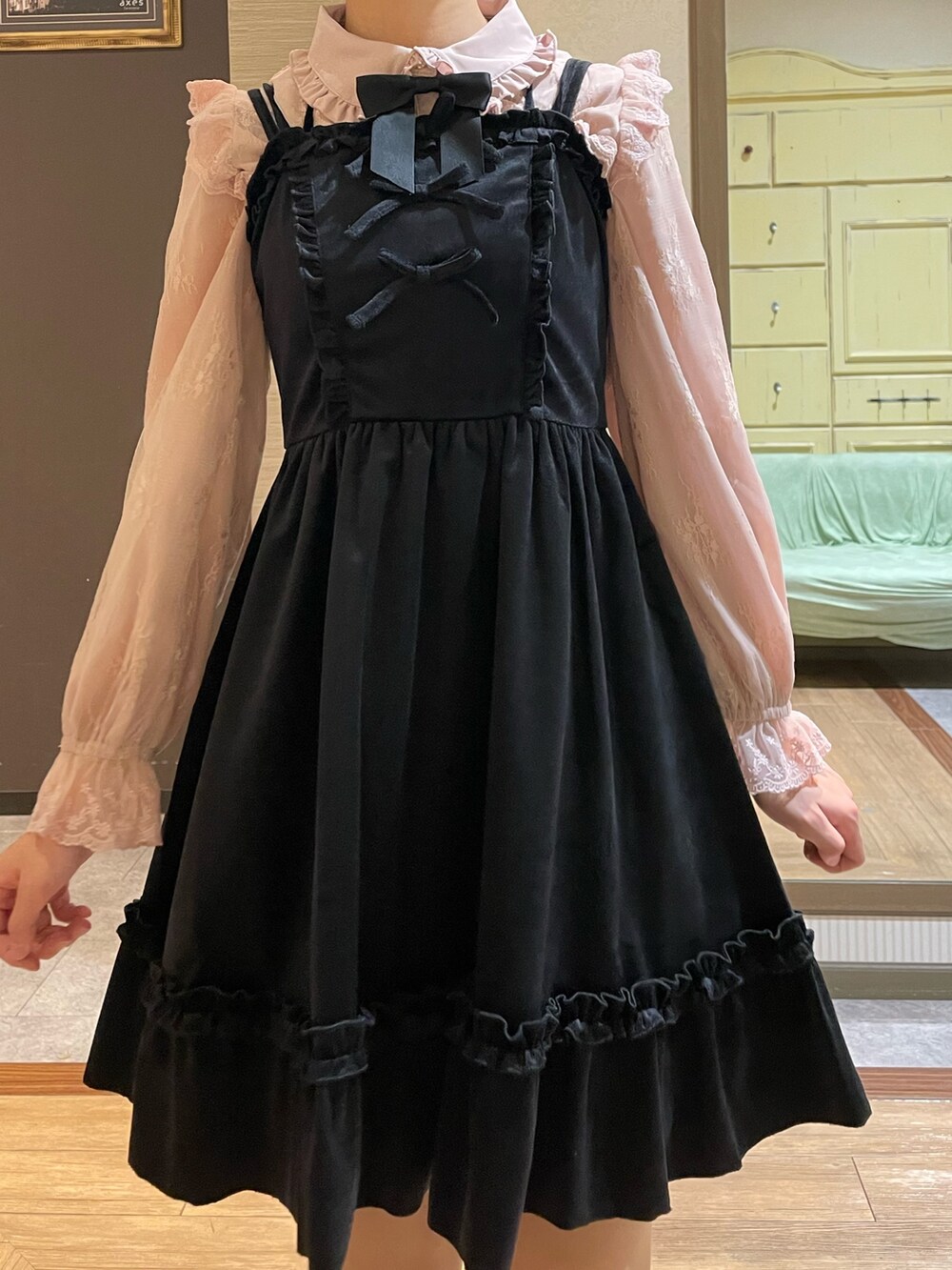 ピンク系のシャツ/ブラウス、ブラック系のワンピース、ブラック系のステンカラーコートを着用したレディースの秋コーディネートの6枚目の写真