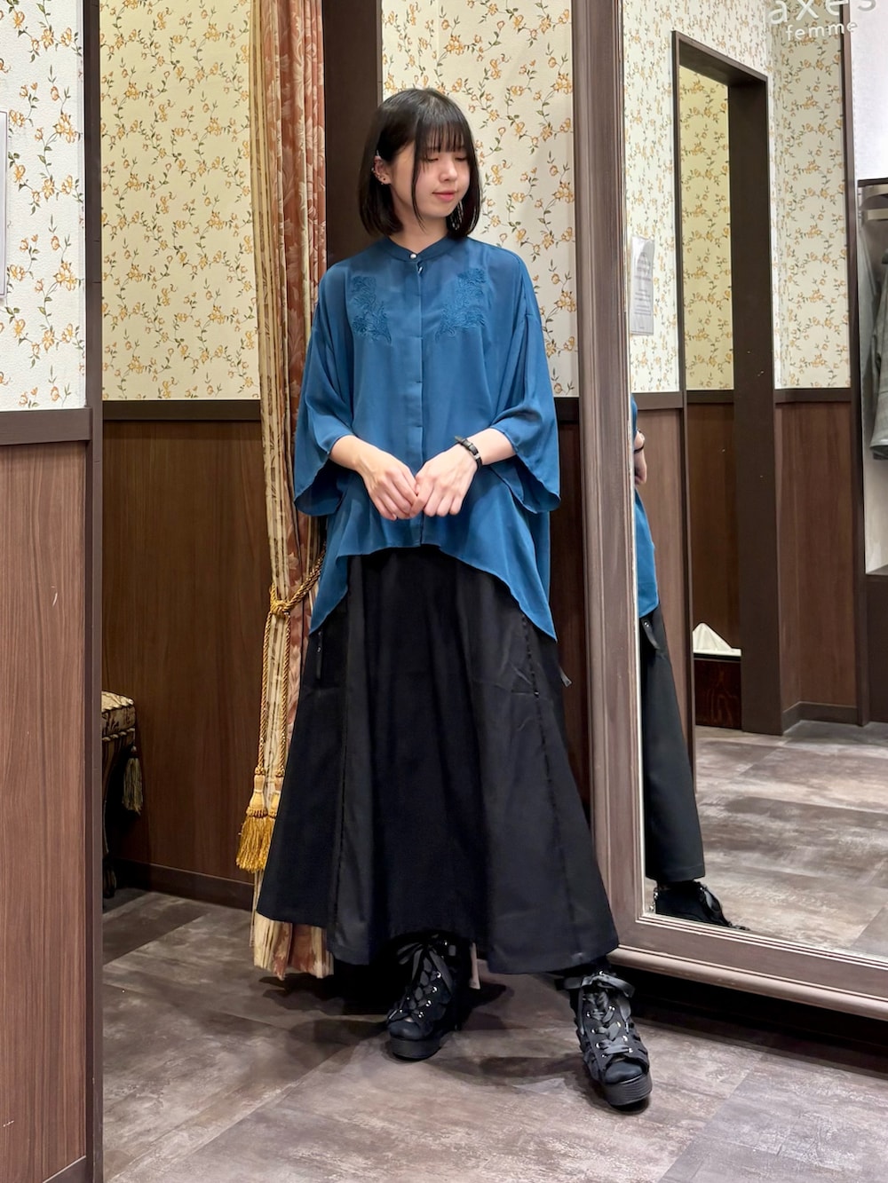 「axes femme、シャツスタイル、夏、大人コーデ、今日のコーデ、モード、カップ付きインナー、キャミソール、リュック、ブーサン、大人カジュアル」｜「axes femmeのエンブロイダリーシャツ（シャツ/ブラウス、ブルー系）」を使った、白あんさん（レディース・161cm）の夏コーディネートの5枚目の写真