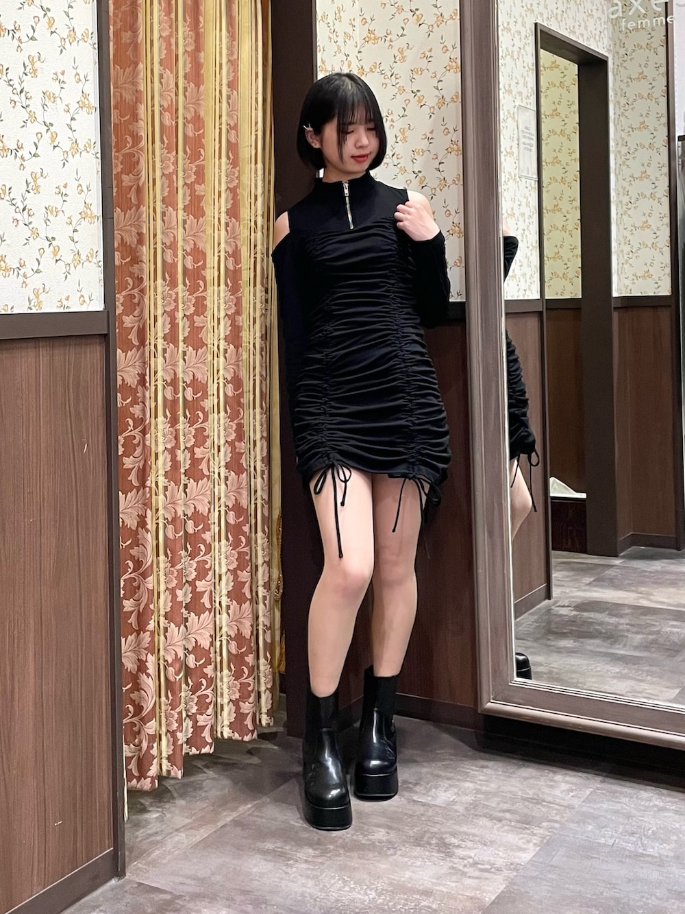 ブラック系のワンピース、ブラック系のパーカー、ブラック系のトートバッグを着用したレディースの春コーディネートの4枚目の写真