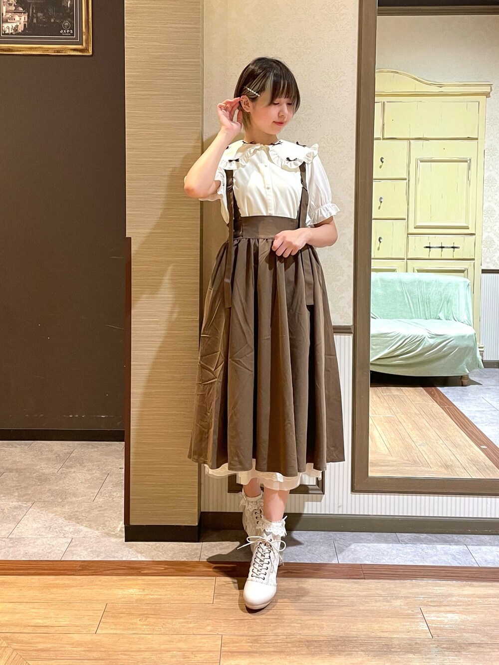 ホワイト系のボストンバッグ、ブラウン系のスカート、ホワイト系のタンクトップを着用したレディースの夏コーディネートの3枚目の写真