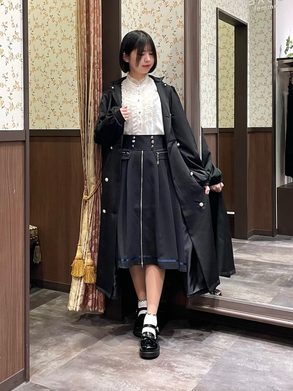 ホワイト系のシャツ/ブラウス、ブラック系のローファー、ブラック系のトレンチコートを着用したレディースの春コーディネートの7枚目の写真