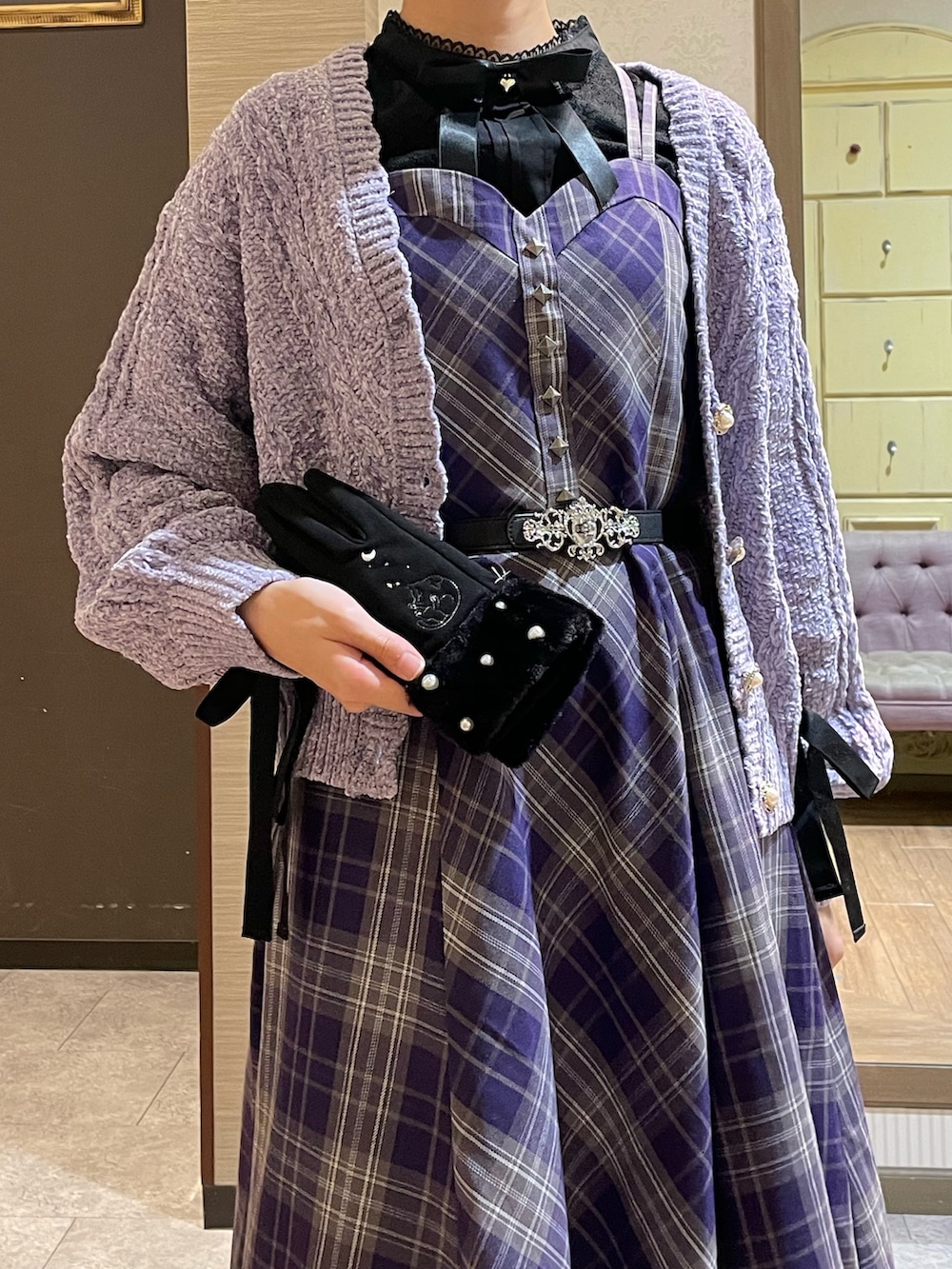 パープル系のジャンパースカート、ブラック系のシャツ/ブラウス、パープル系のカーディガン/ボレロを着用したレディースの秋コーディネートの4枚目の写真