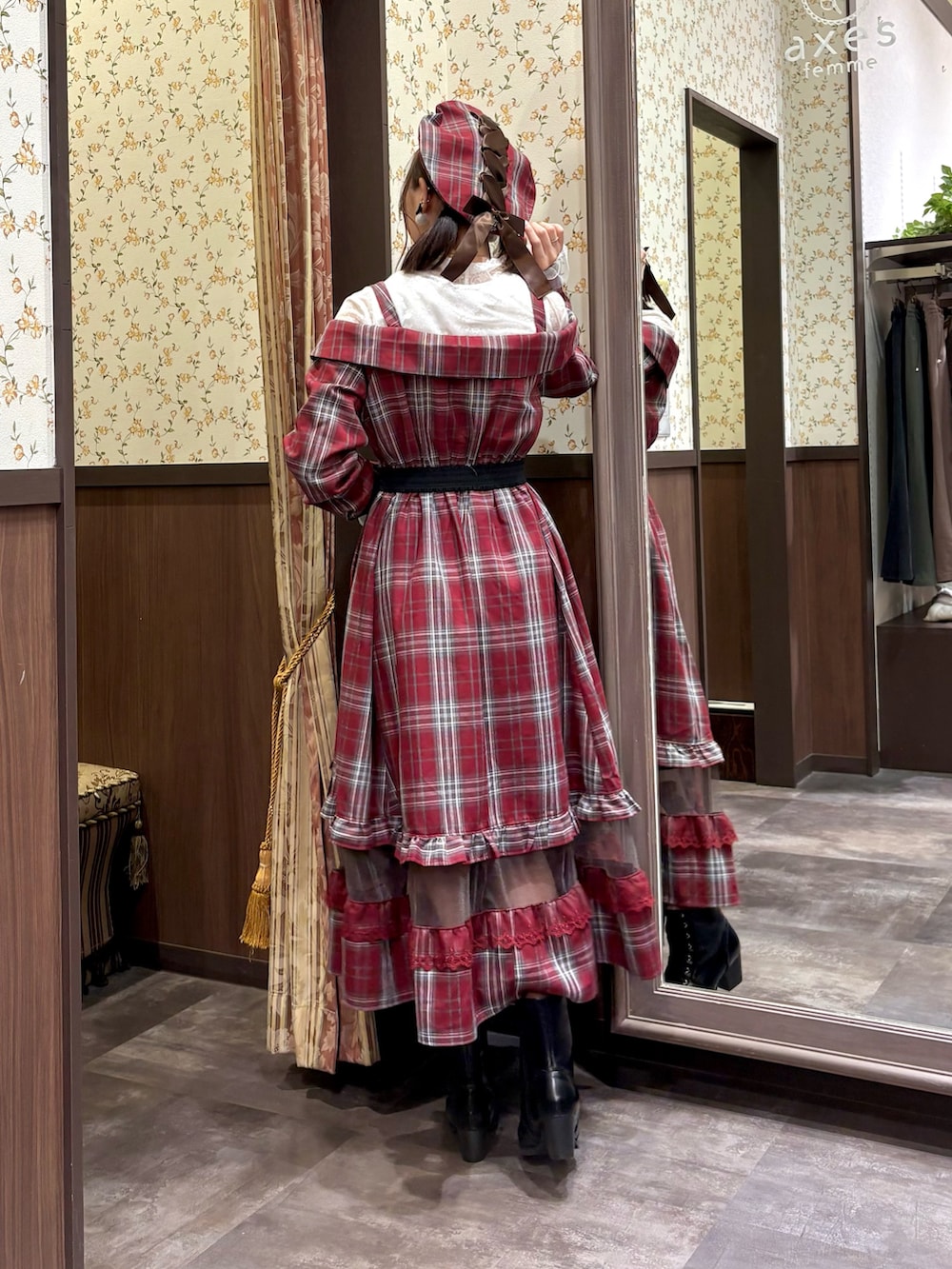 ホワイト系のTシャツ/カットソー、ホワイト系のタンクトップ、レッド系のトートバッグを着用したレディースの秋コーディネートの8枚目の写真
