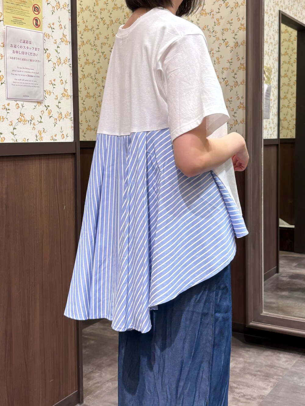 ブルー系のショルダーバッグ、ブルー系のその他パンツ、ホワイト系のTシャツ/カットソーを着用したレディースの夏コーディネートの5枚目の写真