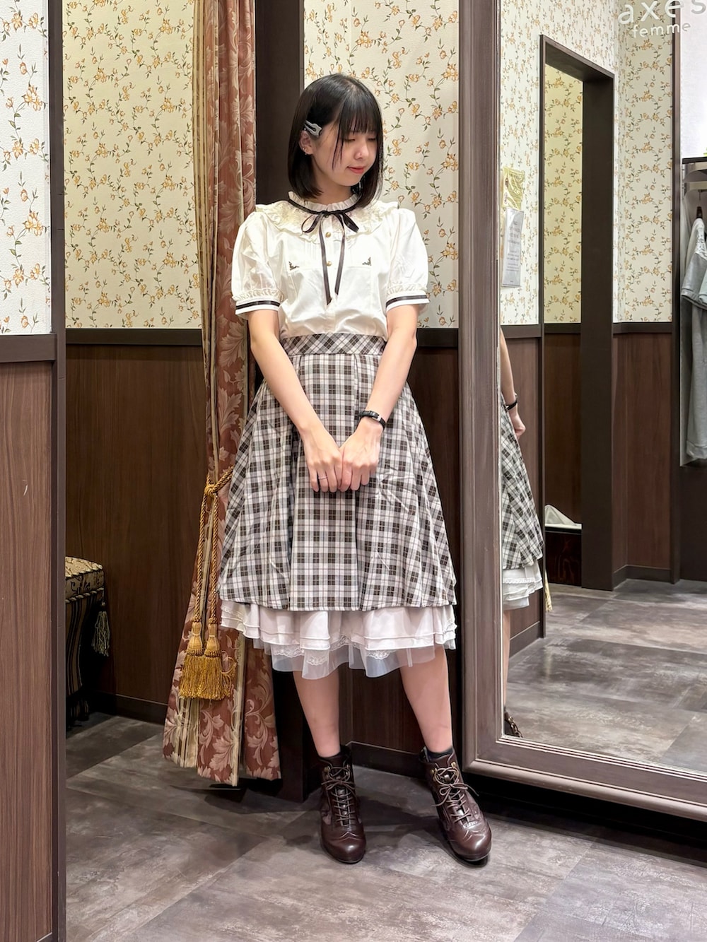 ホワイト系のシャツ/ブラウス、ホワイト系のタンクトップ、ブラウン系のスカートを着用したレディースの夏コーディネートの6枚目の写真