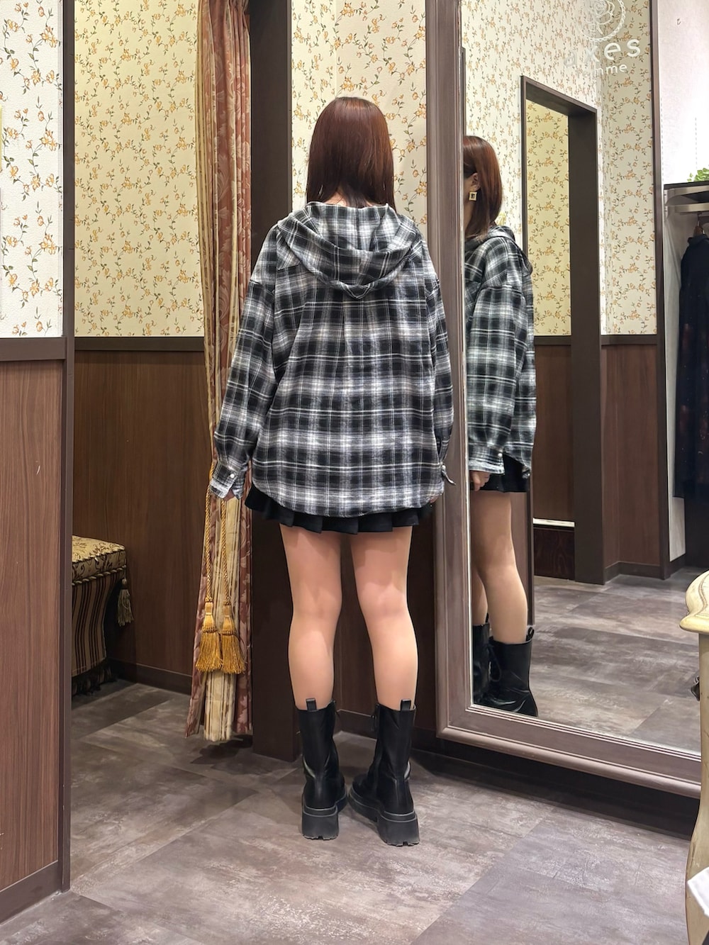 ブラック系のシャツ/ブラウス、ブラック系のタンクトップ、ブラック系のニット/セーターを着用したレディースの秋コーディネートの6枚目の写真