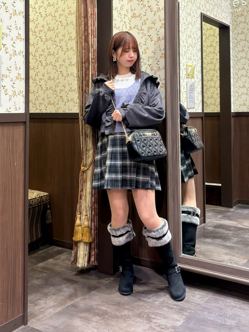 グレー系のパーカー、ホワイト系のニット/セーター、グレー系のニット/セーターを着用したレディースの秋コーディネートの3枚目の写真