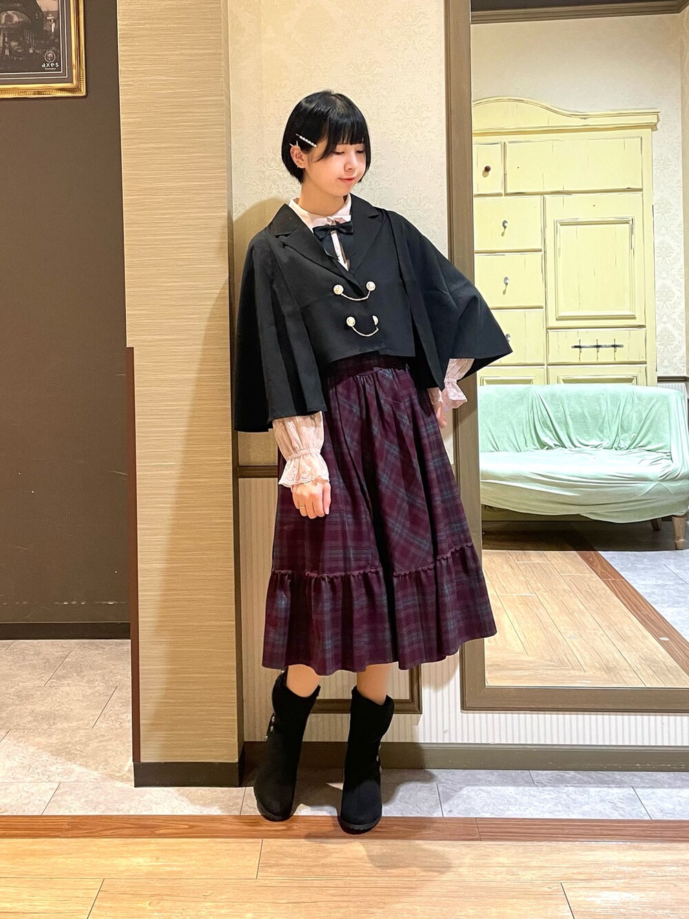 ブラック系のブーツ、ピンク系のシャツ/ブラウス、ブラック系のテーラードジャケットを着用したレディースの秋コーディネートの5枚目の写真