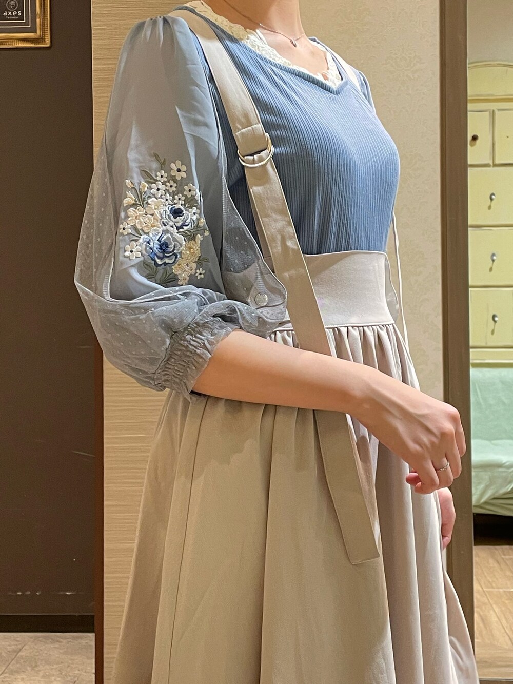 ホワイト系のブーツ、ホワイト系のショルダーバッグ、ホワイト系のタンクトップを着用したレディースの夏コーディネートの5枚目の写真