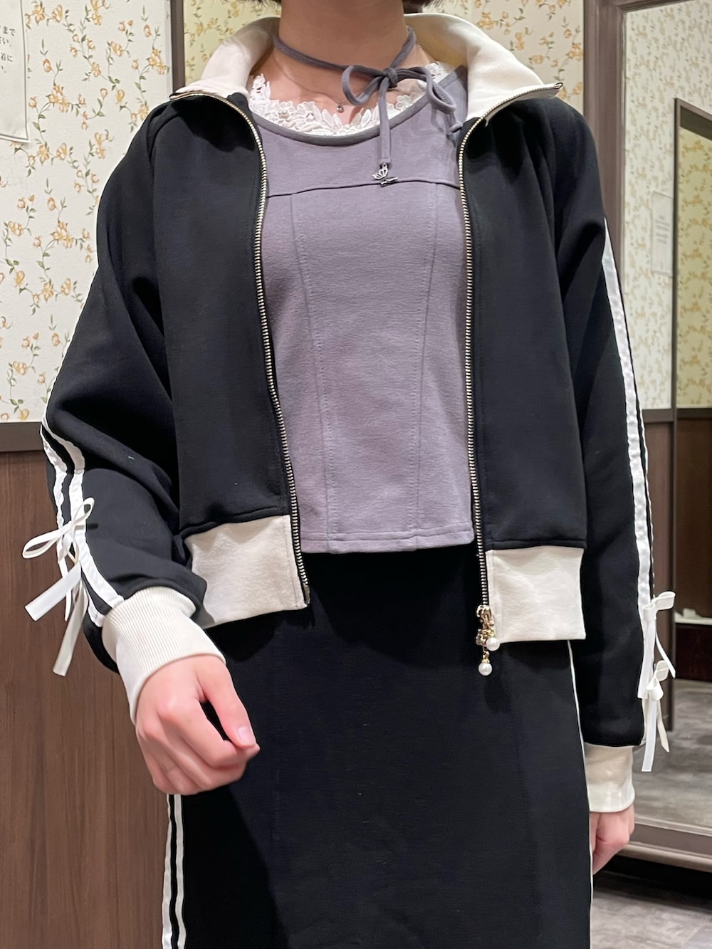 ブラック系のブルゾン、グレー系のTシャツ/カットソー、ブラック系のスカートを着用したレディースの春コーディネートの5枚目の写真