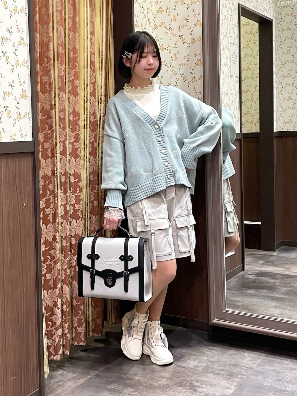 ホワイト系のTシャツ/カットソー、ベージュ系のその他パンツ、ホワイト系のスニーカーを着用したレディースの春コーディネートの3枚目の写真