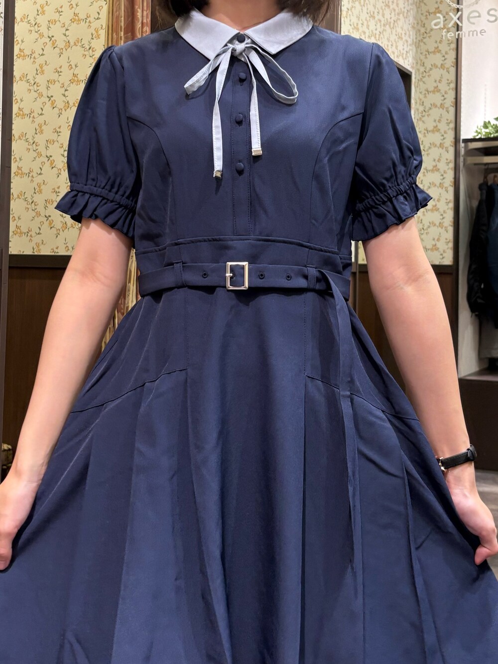 ホワイト系のタンクトップ、ブルー系のワンピース、ブラウン系のローファーを着用したレディースの夏コーディネートの7枚目の写真