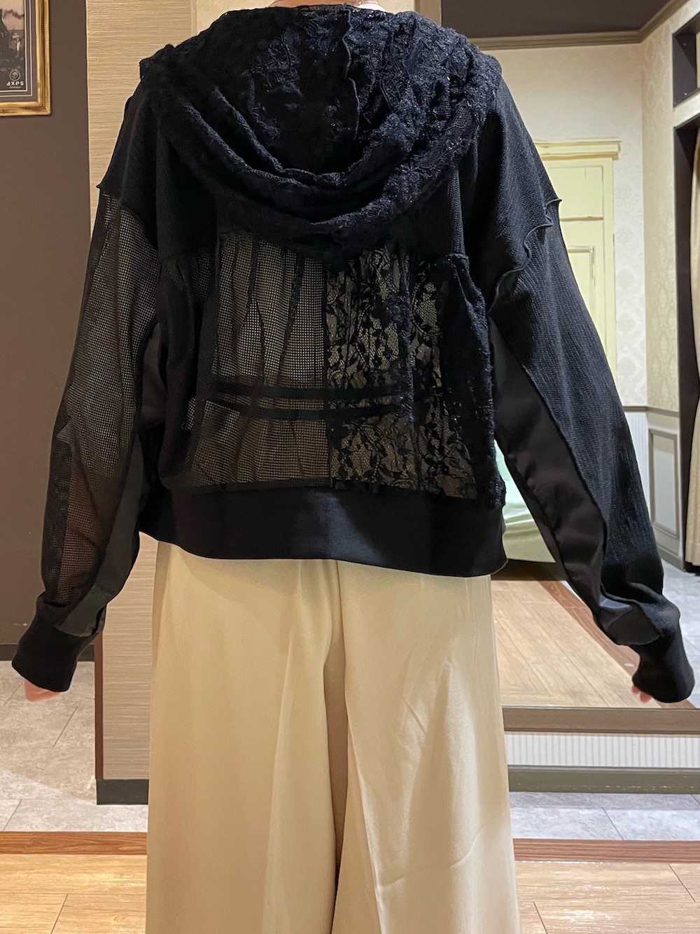 ホワイト系のブーツ、ブラック系のトートバッグ、ホワイト系のTシャツ/カットソーを着用したレディースの秋コーディネートの7枚目の写真