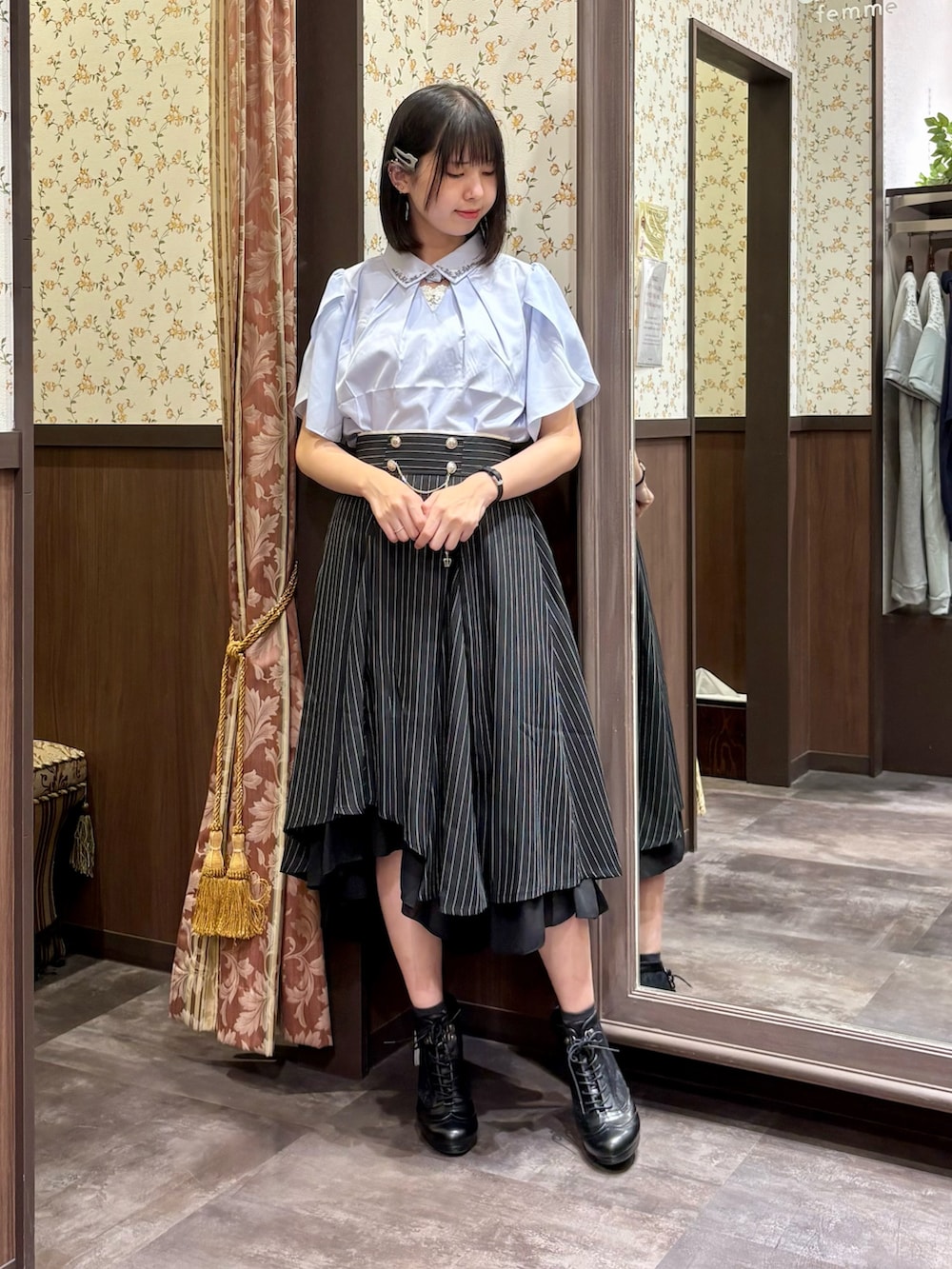 ブルー系のシャツ/ブラウス、ブラック系のスカート、ホワイト系のタンクトップを着用したレディースの夏コーディネートの4枚目の写真