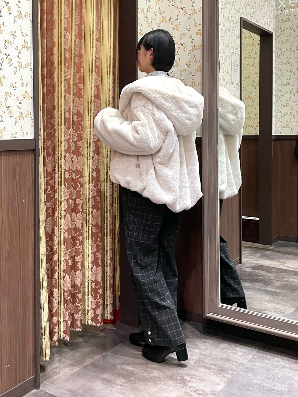 グレー系のTシャツ/カットソー、ホワイト系のダッフルコート、ブラック系のその他パンツを着用したレディースの冬コーディネートの5枚目の写真