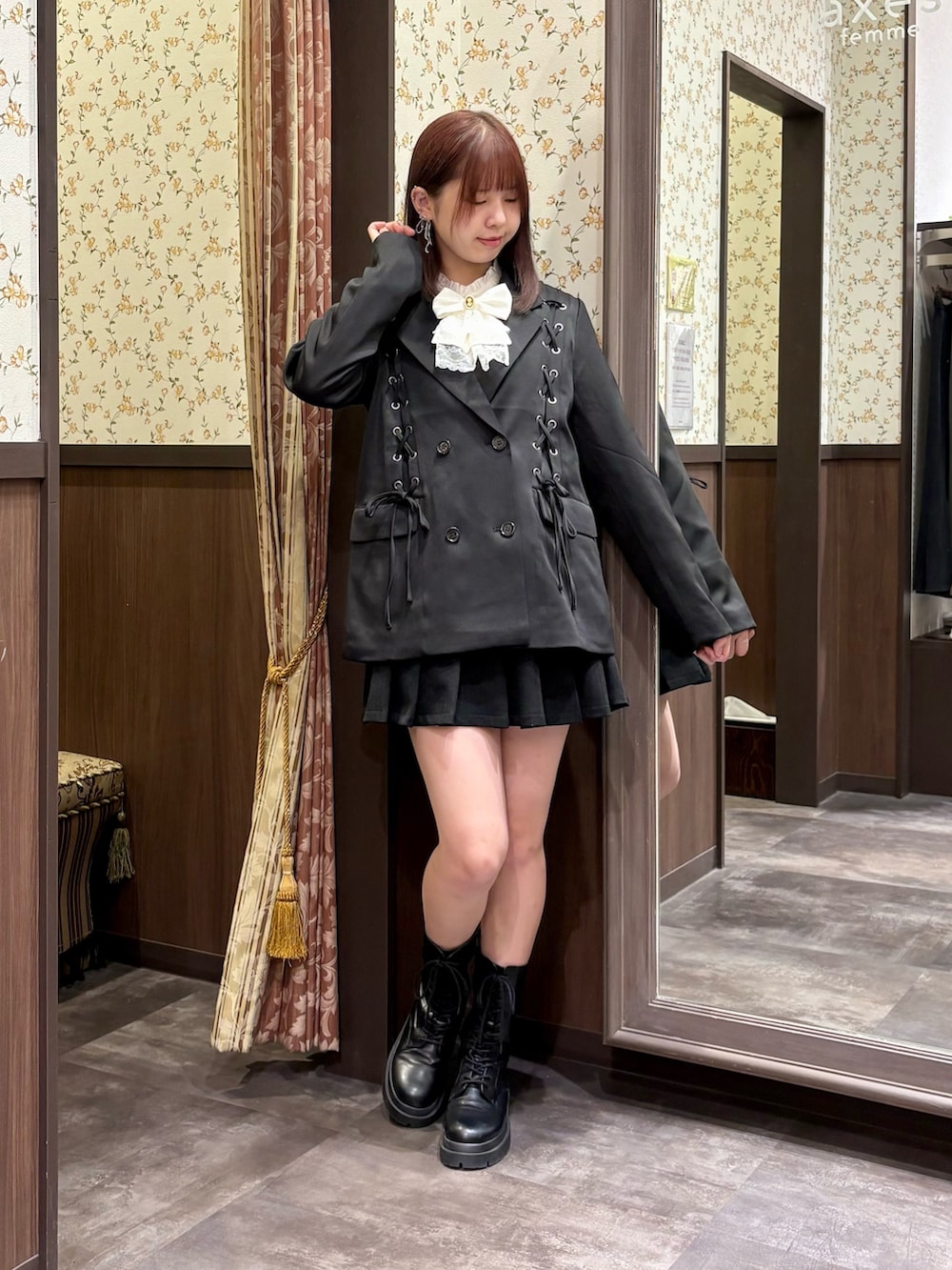 ホワイト系のシャツ/ブラウス、ブラック系のブルゾン、ブラック系のその他パンツを着用したレディースの秋コーディネートの2枚目の写真