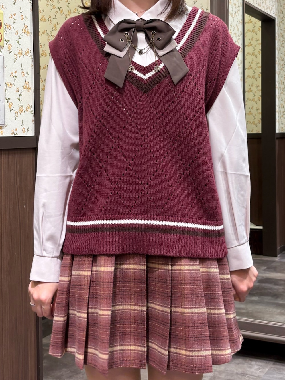 ホワイト系のその他アウター、ベージュ系のシャツ/ブラウス、レッド系のベストを着用したレディースの秋コーディネートの8枚目の写真