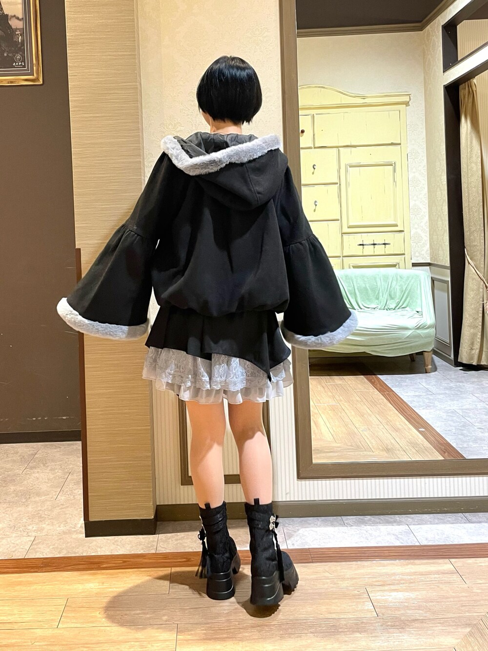 「axes femme、ワンピース、レイヤードスタイル、コート」|「axes femme POETIQUEのハーネスベルト付レースワンピース(ワンピース、グレー系)」を使った、白あんさん(レディース・161cm)の秋コーディネートの7枚目の写真