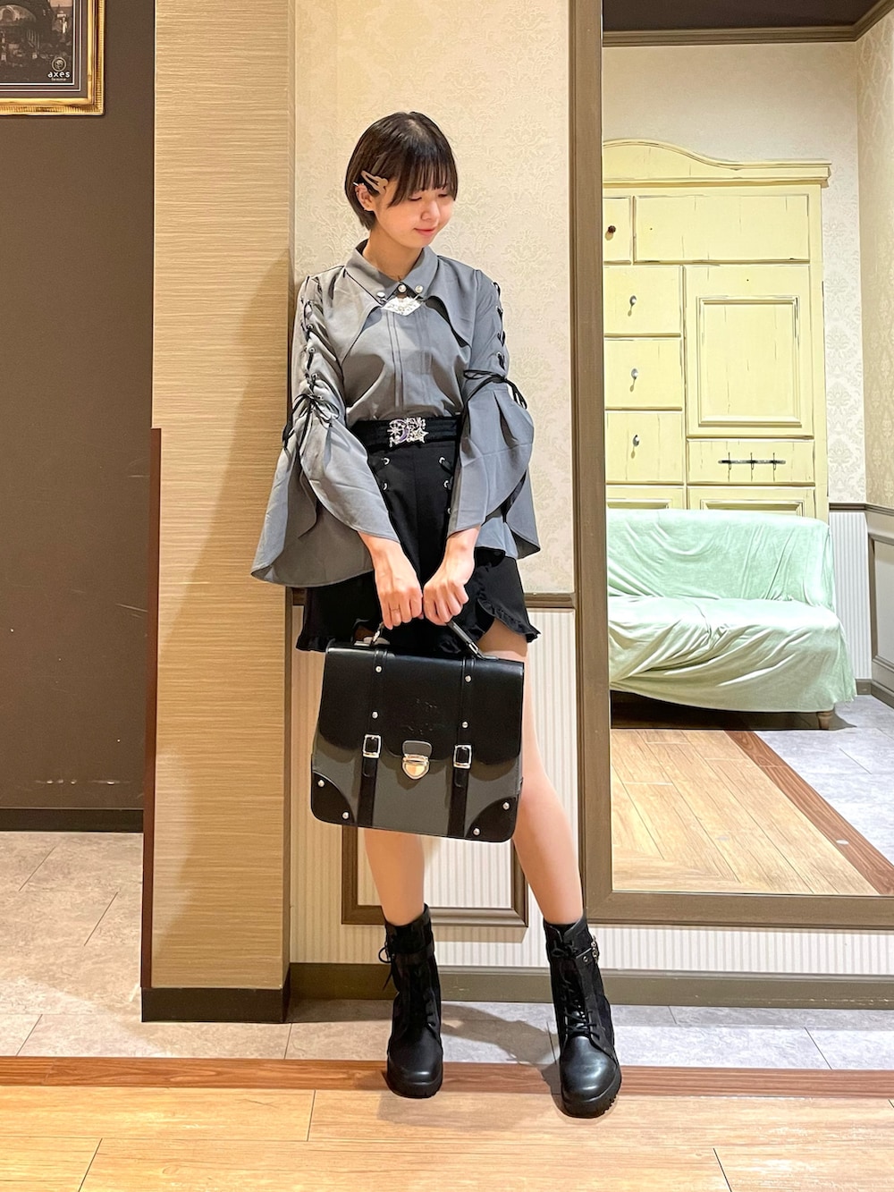 ブラック系のブーツ、グレー系のショルダーバッグ、ホワイト系のタンクトップを着用したレディースの秋コーディネートの3枚目の写真