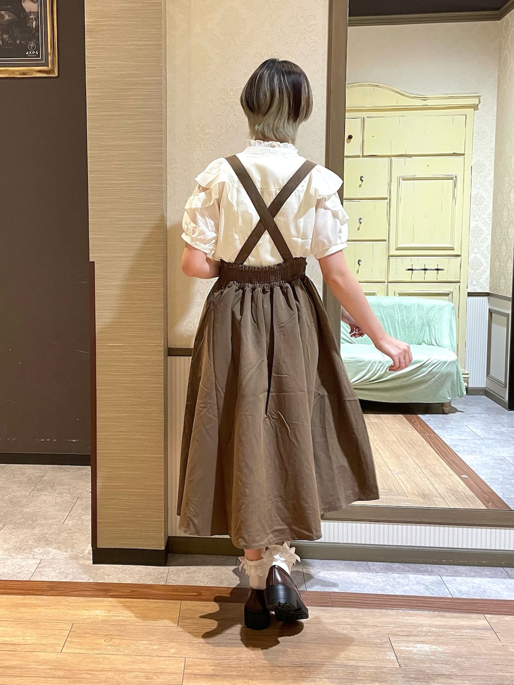 ブラウン系のパンプス、ホワイト系のショルダーバッグ、ブラウン系のスカートを着用したレディースの夏コーディネートの5枚目の写真