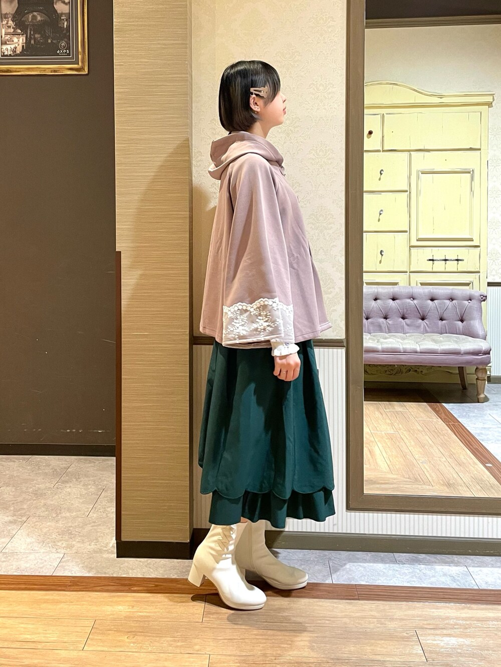 ホワイト系のショルダーバッグ、ブラウン系のカーディガン/ボレロ、ホワイト系のニット/セーターを着用したレディースの秋コーディネートの4枚目の写真