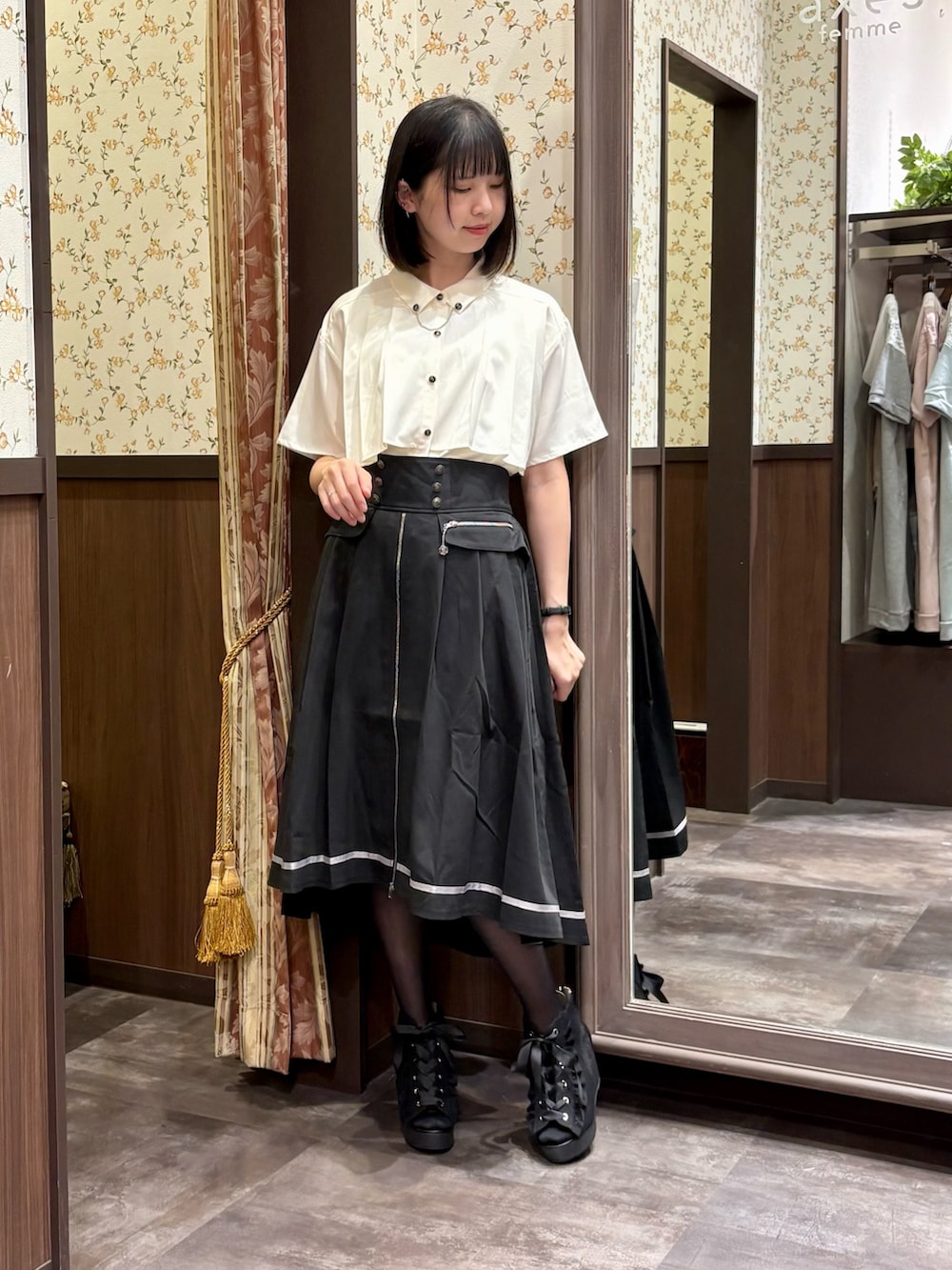 ブラック系のスカート、ホワイト系のシャツ/ブラウス、ブラック系のサンダルを着用したレディースの夏コーディネートの2枚目の写真