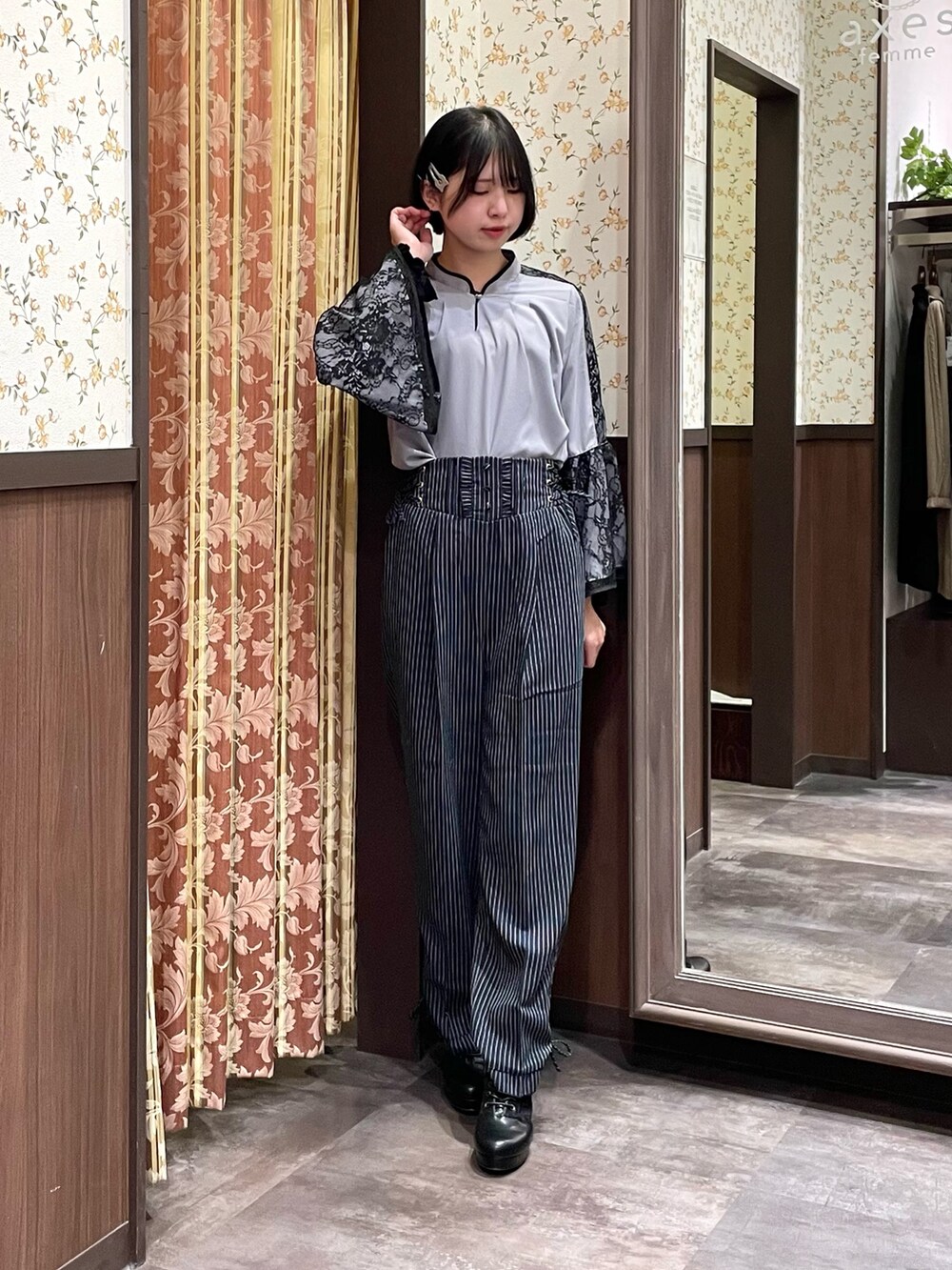 グレー系のシャツ/ブラウス、ブラック系のダッフルコート、ブラック系のショルダーバッグを着用したレディースの冬コーディネートの2枚目の写真