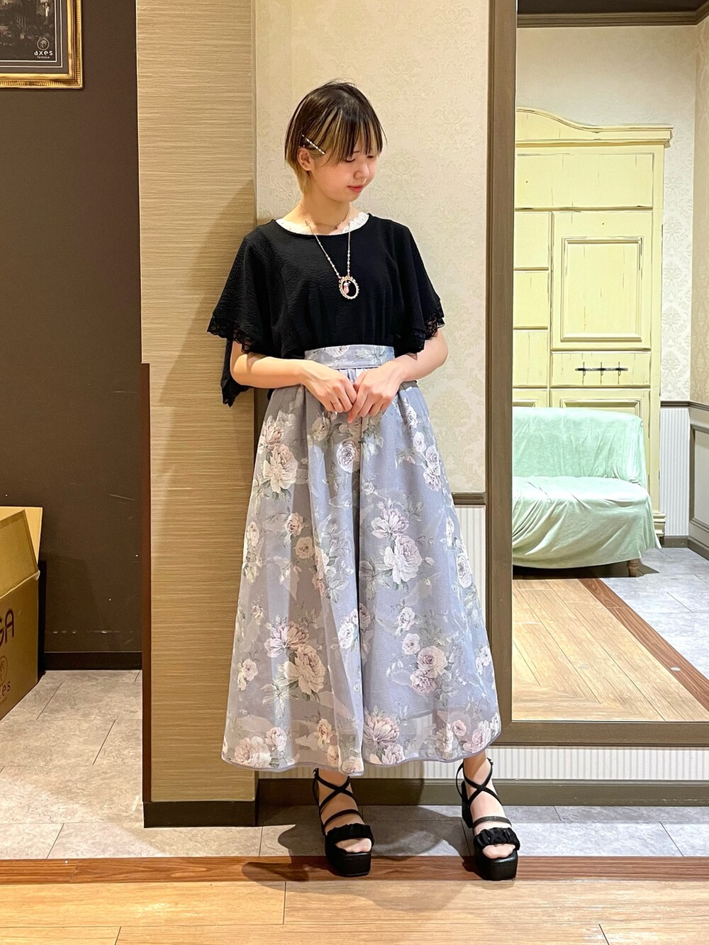 ブラック系のかごバッグ、パープル系のスカート、ブラック系のTシャツ/カットソーを着用したレディースの夏コーディネートの4枚目の写真