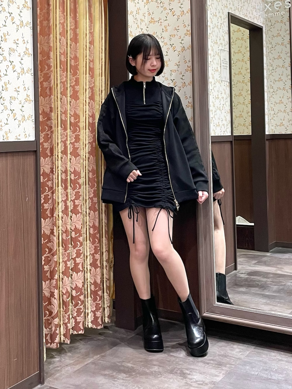 ブラック系のワンピース、ブラック系のパーカー、ブラック系のトートバッグを着用したレディースの春コーディネートの2枚目の写真