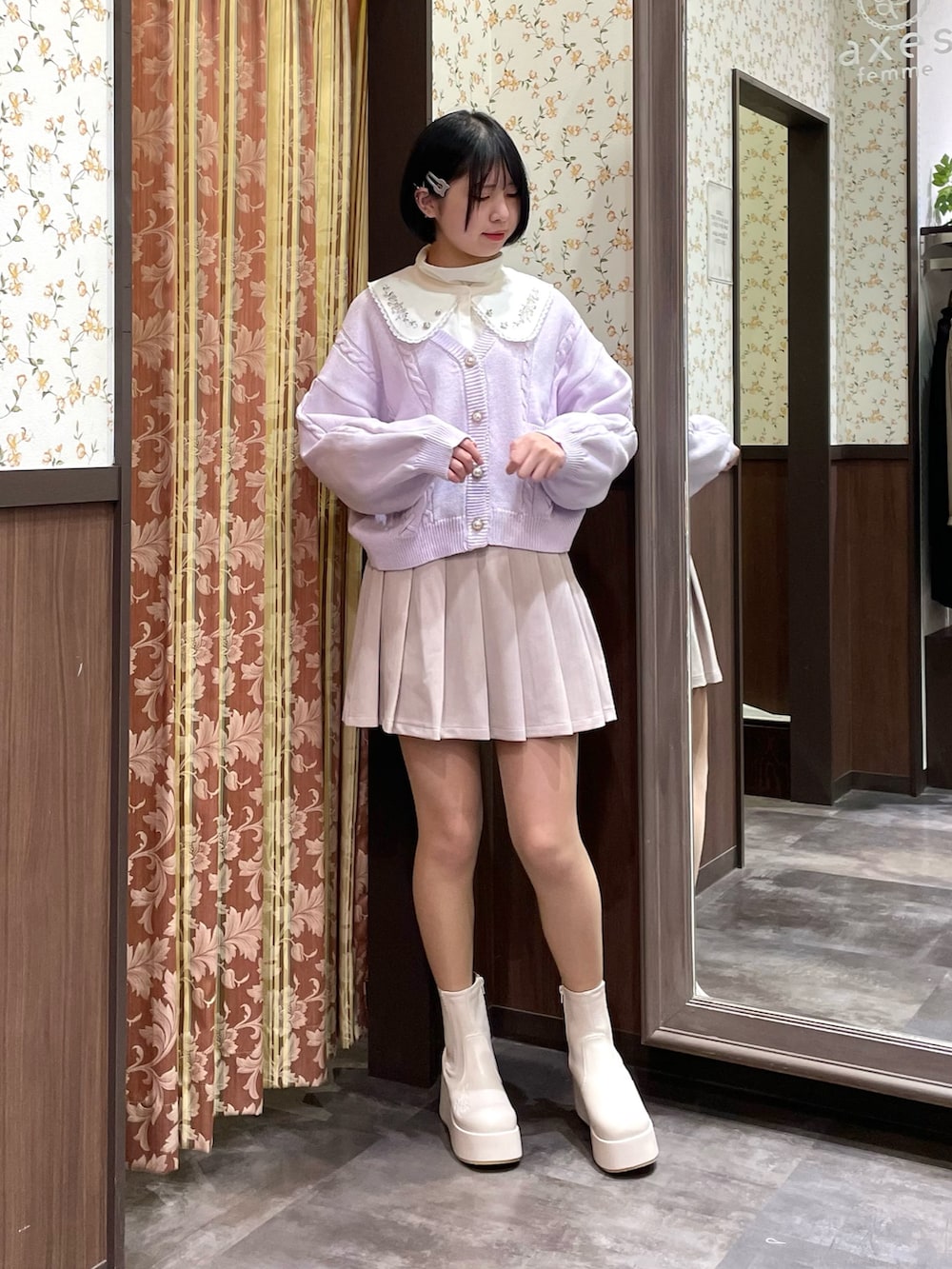 ブラウン系のその他パンツ、ブラウン系のショルダーバッグ、パープル系のカーディガン/ボレロを着用したレディースの冬コーディネートの4枚目の写真