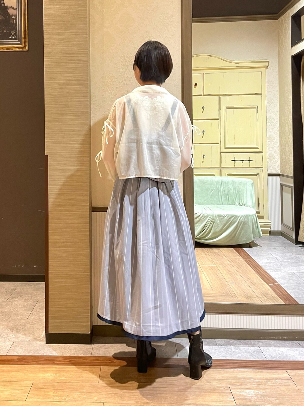 ブラック系のブーツ、ホワイト系のシャツ/ブラウス、ホワイト系のタンクトップを着用したレディースの夏コーディネートの5枚目の写真