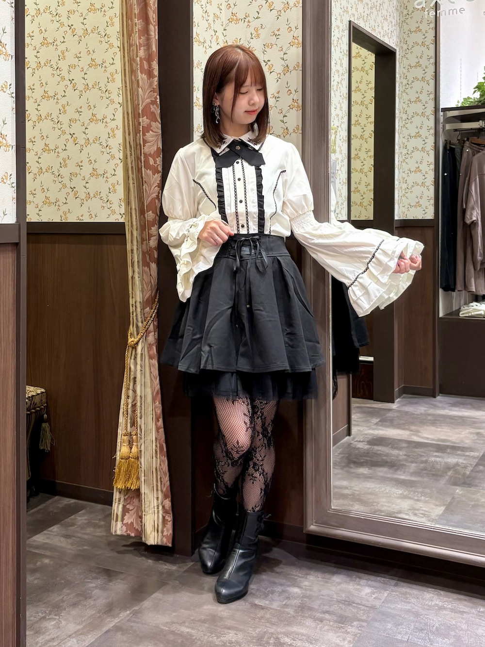 ブラック系のブーツ、ブラック系のその他パンツ、ブラック系のボストンバッグを着用したレディースの秋コーディネートの2枚目の写真