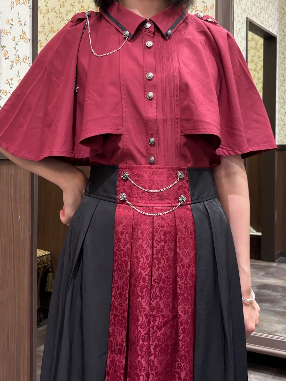 ブラック系のローファー、レッド系のシャツ/ブラウス、ブラック系のタンクトップを着用したレディースの夏コーディネートの4枚目の写真