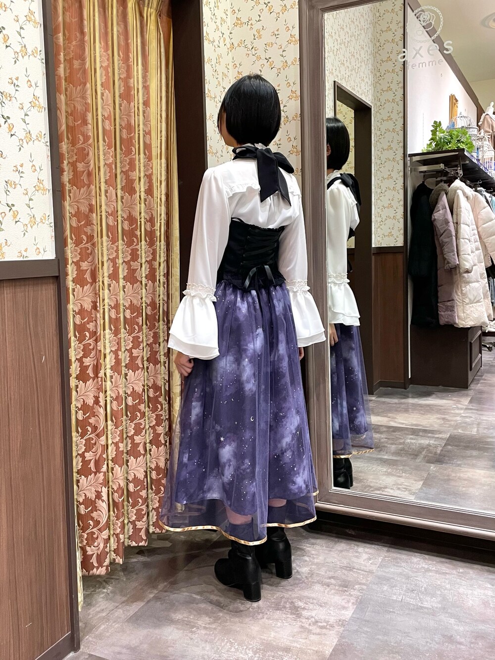 ホワイト系のシャツ/ブラウス、ブラック系のブーツ、ブラック系のショルダーバッグを着用したレディースの冬コーディネートの3枚目の写真