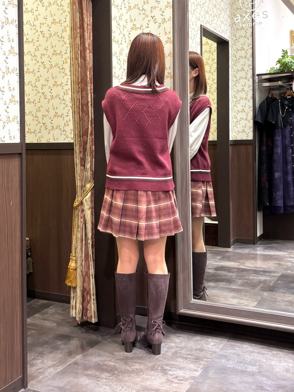 ホワイト系のその他アウター、ベージュ系のシャツ/ブラウス、レッド系のベストを着用したレディースの秋コーディネートの6枚目の写真