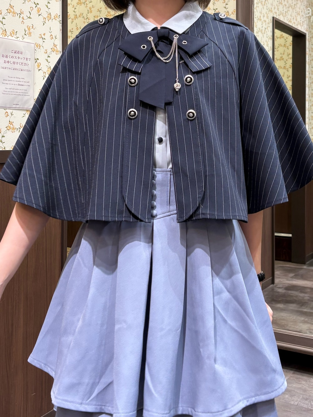 ブルー系のその他パンツ、ブルー系のタンクトップ、ブルー系のベストを着用したレディースの夏コーディネートの4枚目の写真