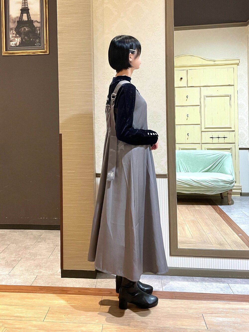 ブルー系のTシャツ/カットソー、ブルー系のダッフルコート、グレー系のボストンバッグを着用したレディースの秋コーディネートの6枚目の写真