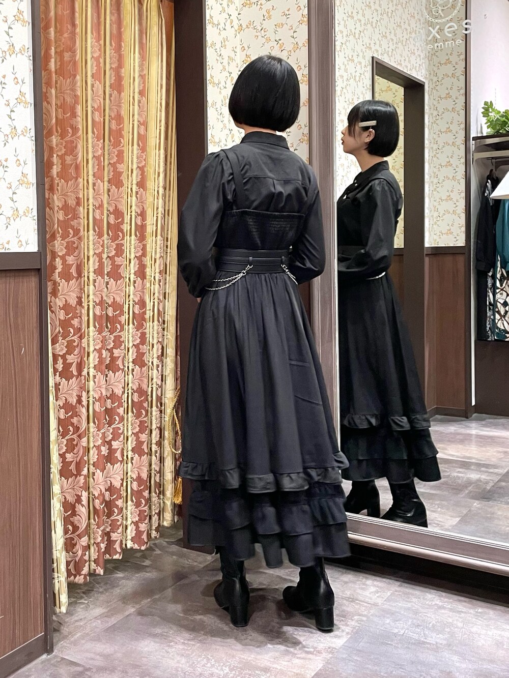 ブラック系のワンピース、ブラック系のシャツ/ブラウス、ブルー系のダッフルコートを着用したレディースの冬コーディネートの6枚目の写真