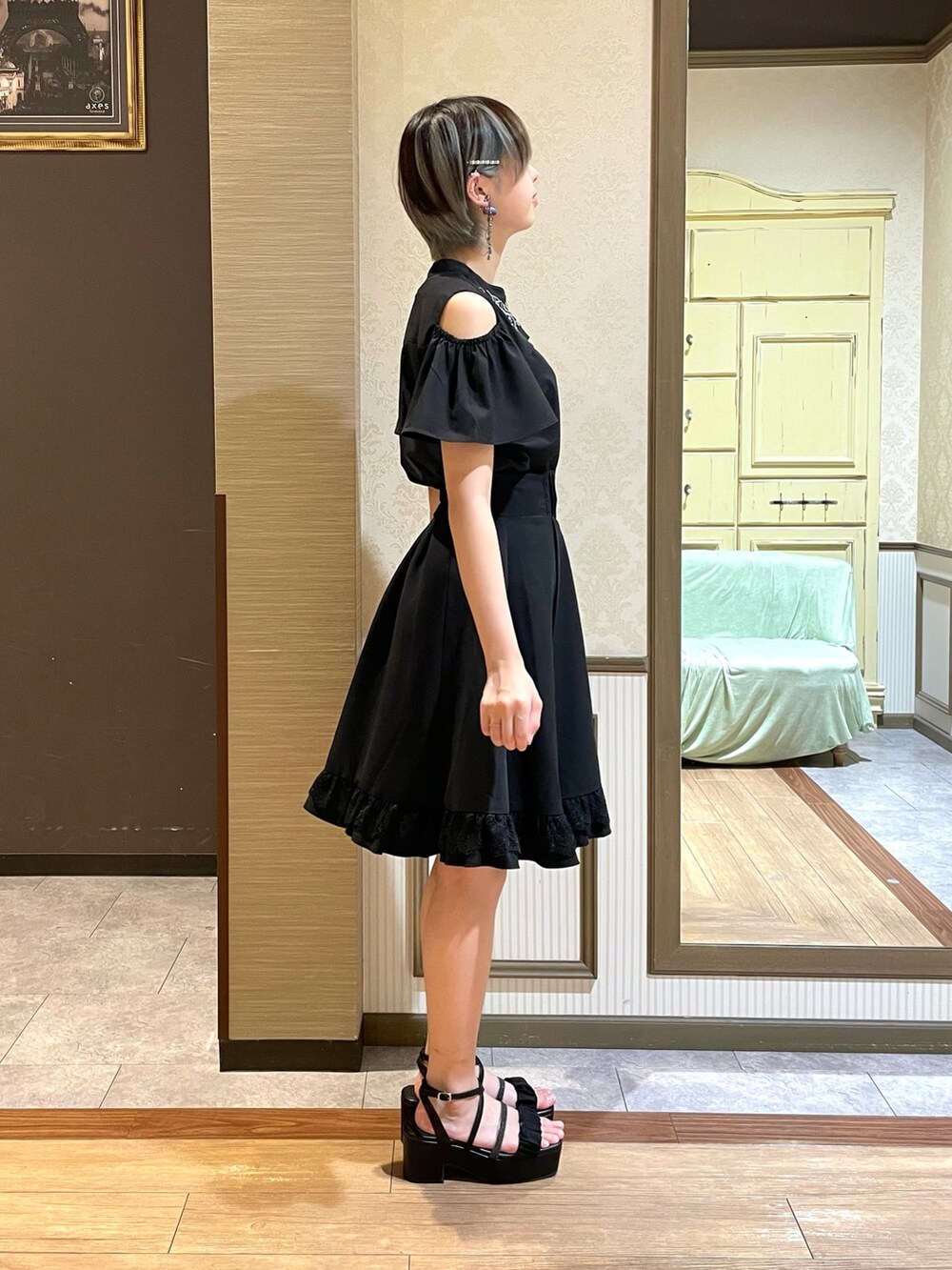 「axes femme、夏コーデ、オトナカワイイ、ワントーンコーデ」|「axes femmeのシフォン×グリッターサンダル(サンダル、ブラック系)」を使った、白あんさん(レディース・161cm)の夏コーディネートの2枚目の写真