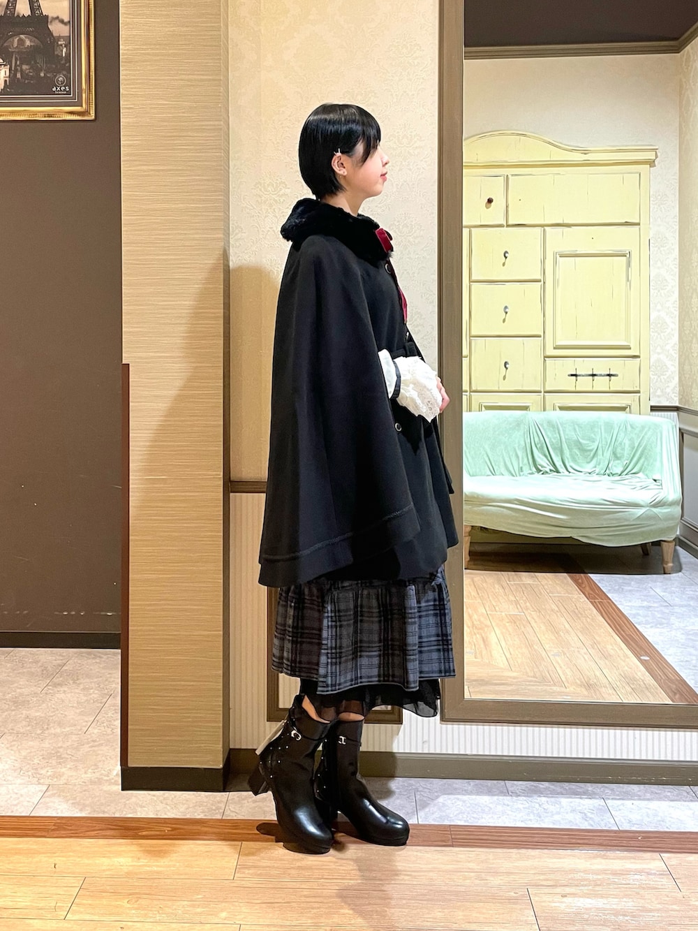 ブルー系のスカート、ブラック系のブーツ、ホワイト系のシャツ/ブラウスを着用したレディースの秋コーディネートの3枚目の写真