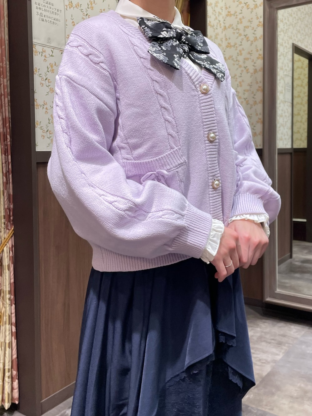 ホワイト系のシャツ/ブラウス、パープル系のカーディガン/ボレロ、ブルー系のスカートを着用したレディースの冬コーディネートの4枚目の写真