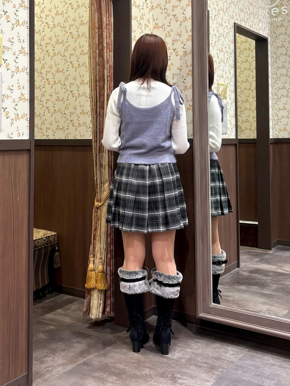 グレー系のパーカー、ホワイト系のニット/セーター、グレー系のニット/セーターを着用したレディースの秋コーディネートの7枚目の写真