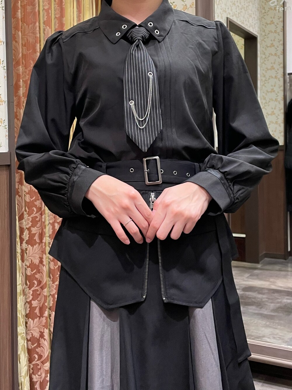 ブラック系のシャツ/ブラウス、ブラック系のブーツ、ブラック系のスカートを着用したレディースの冬コーディネートの4枚目の写真