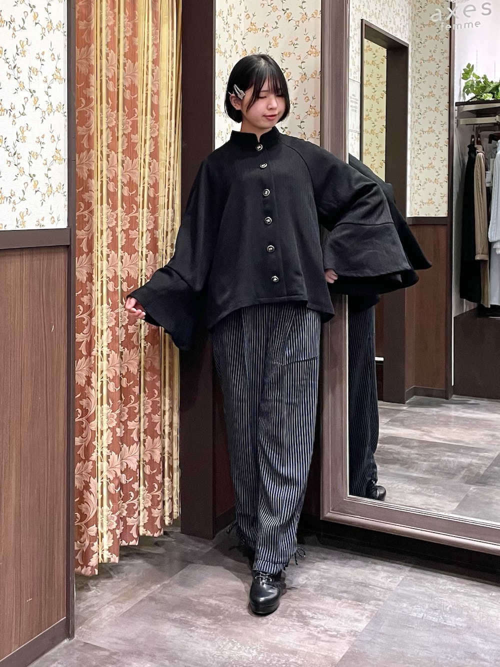 グレー系のシャツ/ブラウス、ブラック系のダッフルコート、ブラック系のショルダーバッグを着用したレディースの冬コーディネートの7枚目の写真