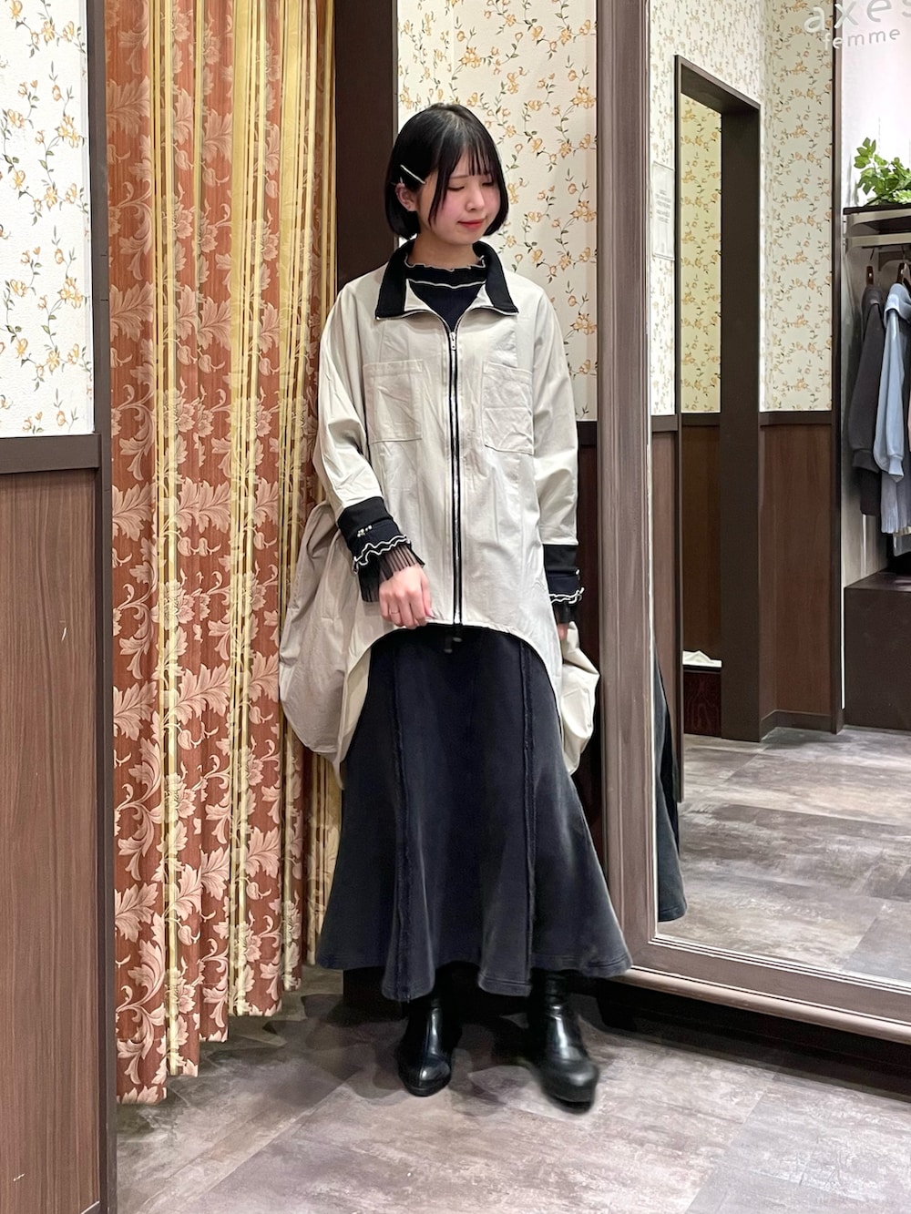 ホワイト系のその他アウター、ブラック系のTシャツ/カットソー、ブラック系のスカートを着用したレディースの春コーディネートの4枚目の写真