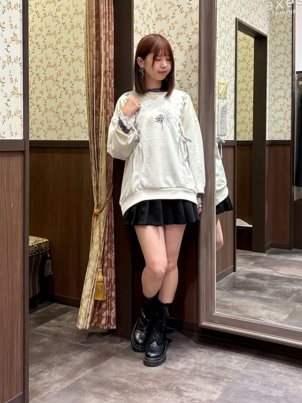 ホワイト系のTシャツ/カットソー、パープル系のTシャツ/カットソー、ブラック系のその他パンツを着用したレディースの秋コーディネートの3枚目の写真