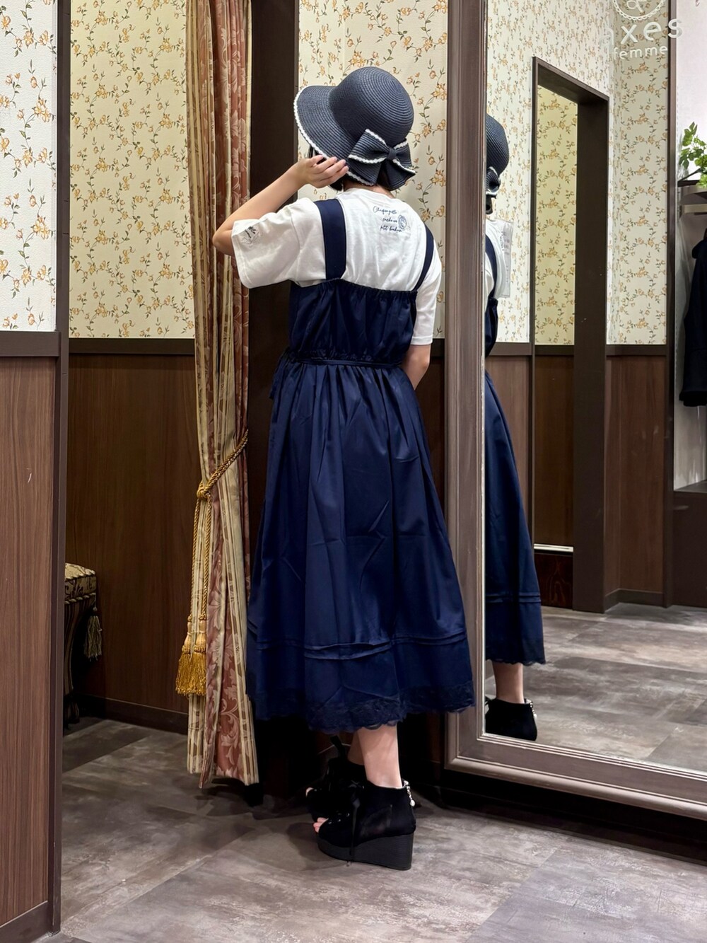 ホワイト系のTシャツ/カットソー、ブルー系のタンクトップ、ブルー系のジャンパースカートを着用したレディースの春コーディネートの5枚目の写真