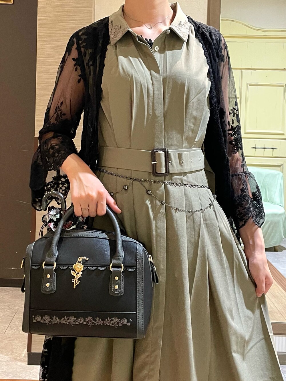 ブラック系のカーディガン/ボレロ、ブラック系のボストンバッグ、ブラック系のタンクトップを着用したレディースの夏コーディネートの4枚目の写真