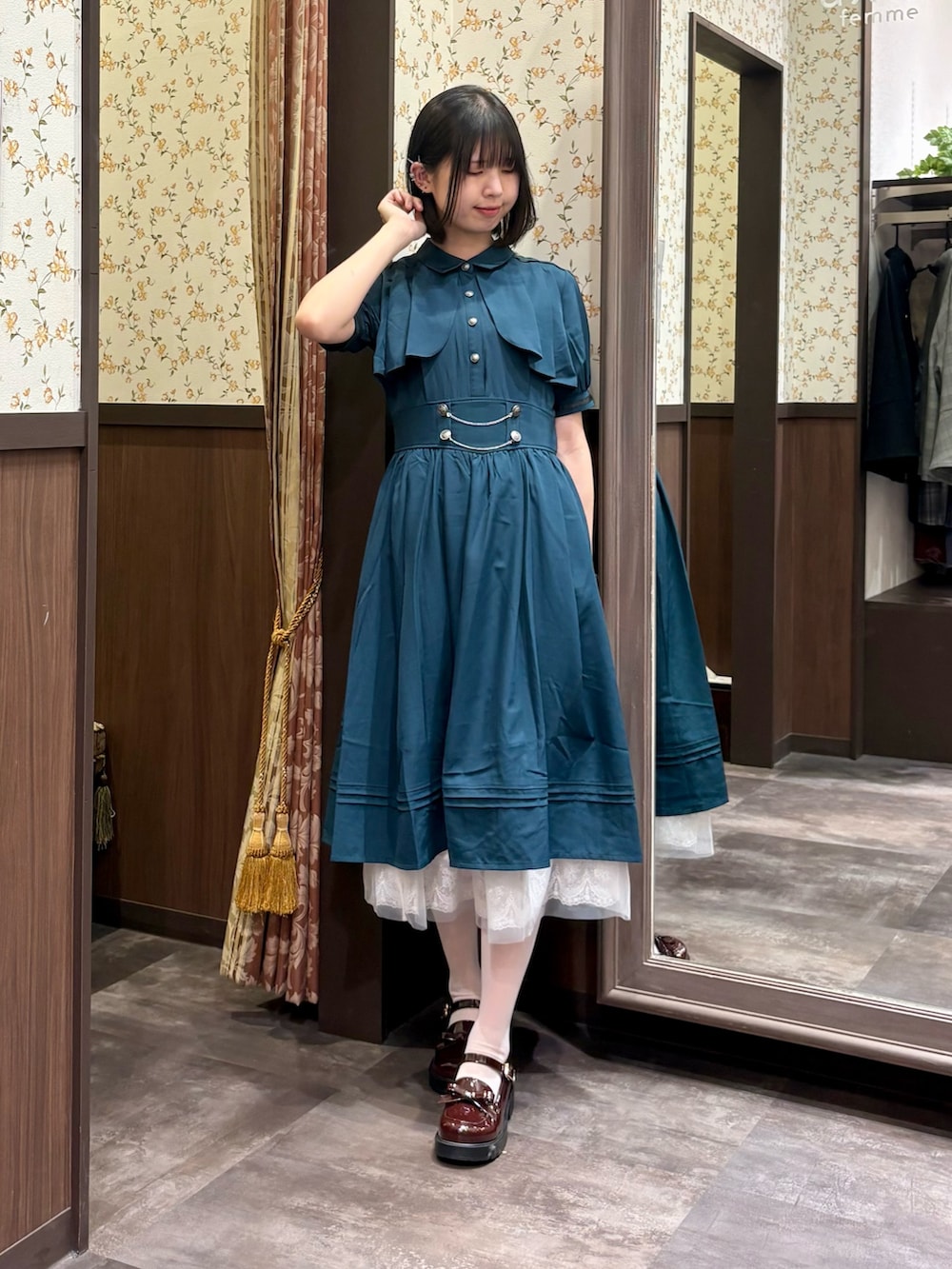 「axes femme、ワンピース、ショルダーバッグ、ワントーンコーデ、高身長女子、低身長女子、緑、ライブ、推し活コーデ、パンプス、パンプス×靴下」｜「axes femmeのハイウエストフラシ半袖ワンピース（ワンピース、グリーン系）」を使った、白あんさん（レディース・161cm）の春コーディネートの5枚目の写真
