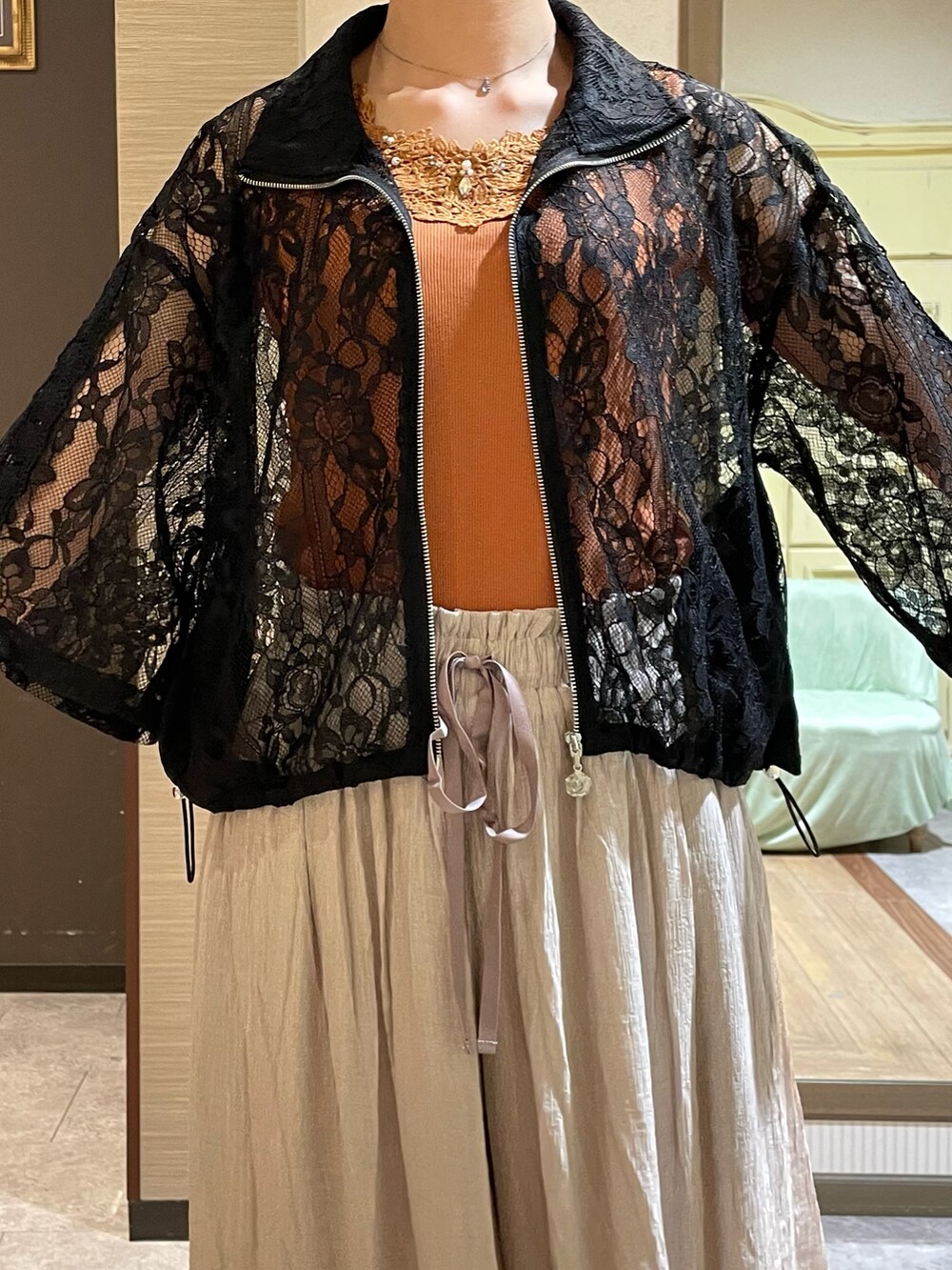 ブラック系のショルダーバッグ、ベージュ系のその他パンツ、ブラック系のサンダルを着用したレディースの夏コーディネートの5枚目の写真